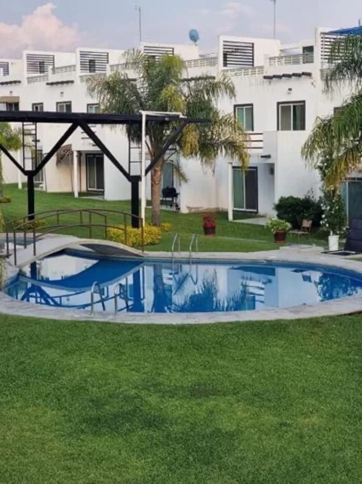 Alberca y áreas verdes de uso común del condominio en Oaxtepec, Yecapixtla.