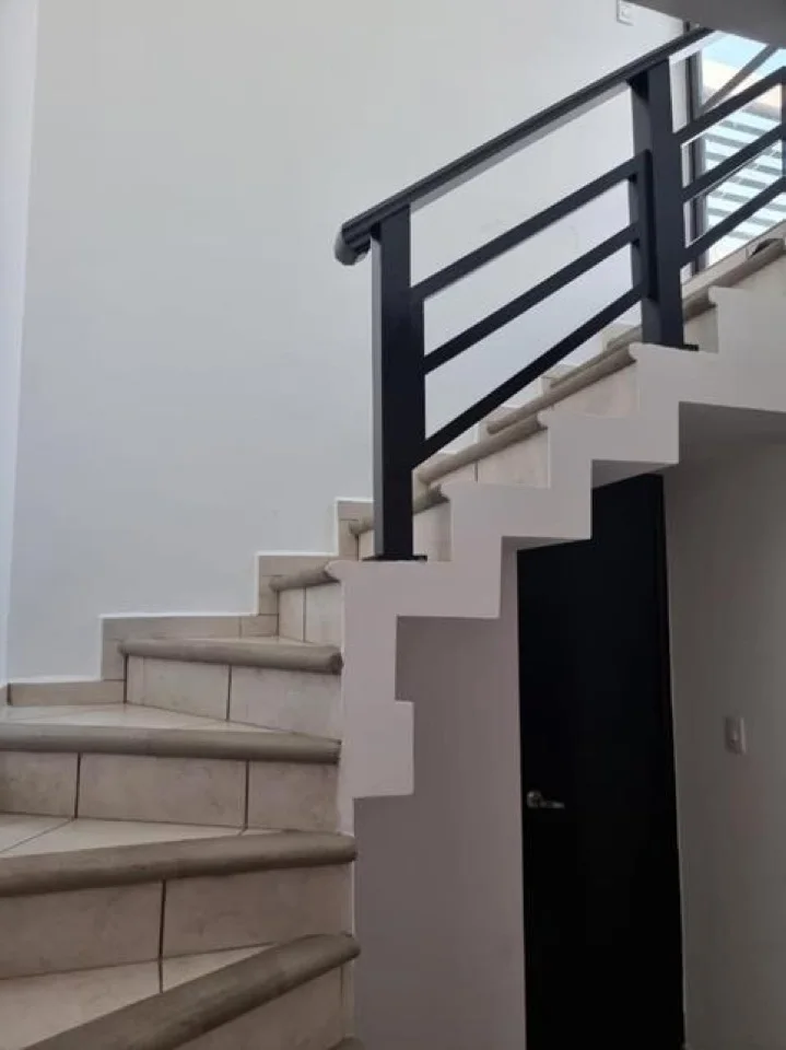 Escalera interior de la casa en condominio en Oaxtepec, Yecapixtla.